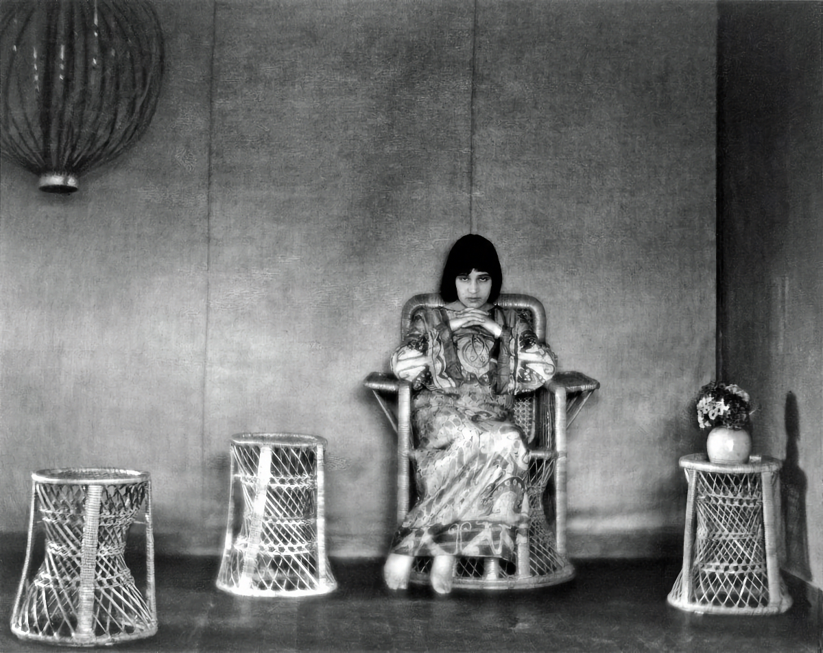 Edward Weston, Tina Modotti in Edward Weston’s photographic studio, 1922, Glendale, California